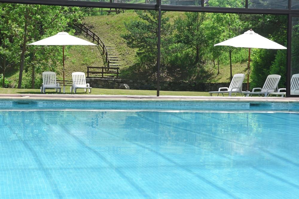 hotelImg