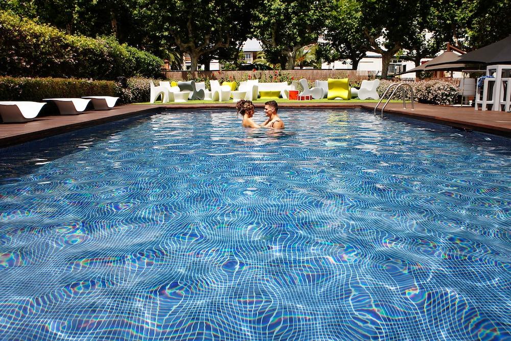 hotelImg