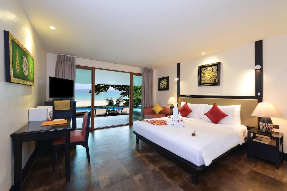 hotelImg