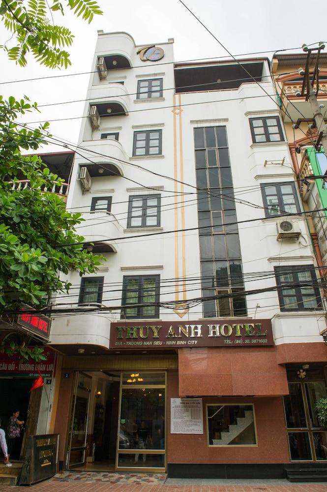 hotelImg