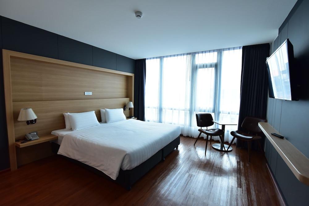 hotelImg