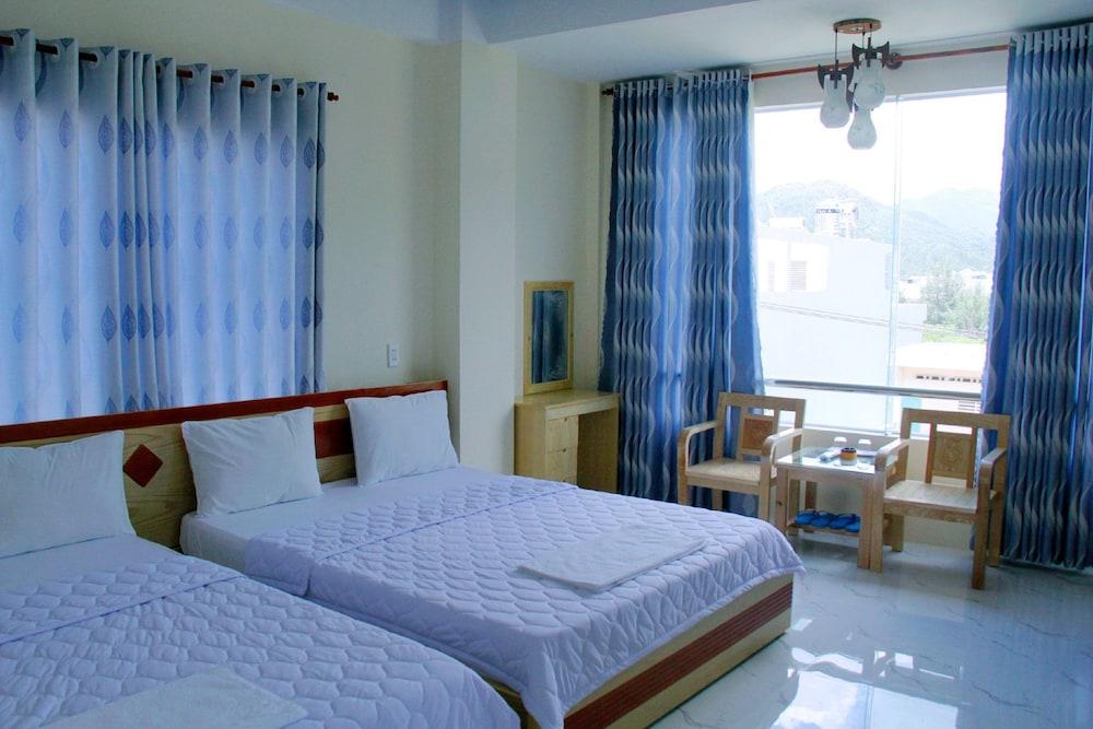 hotelImg