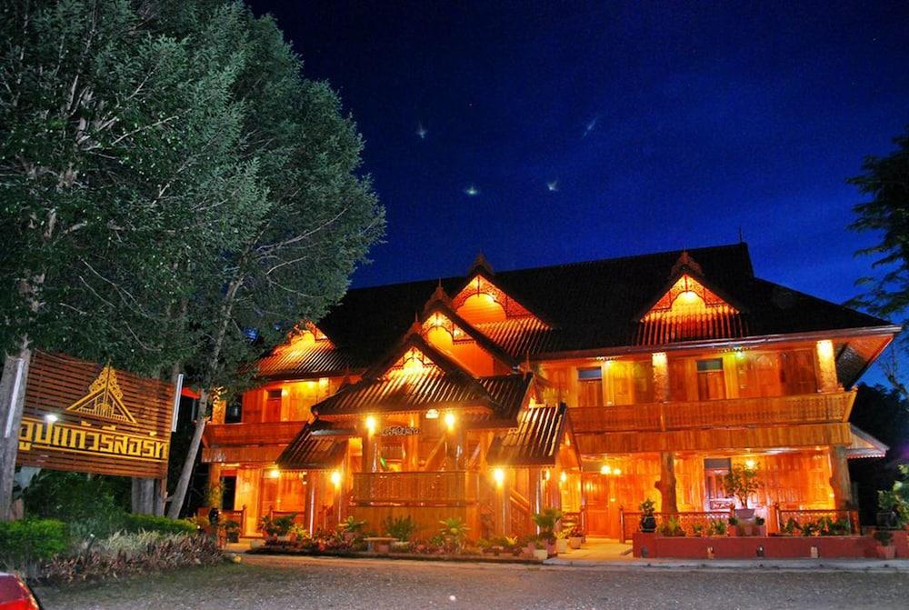 hotelImg