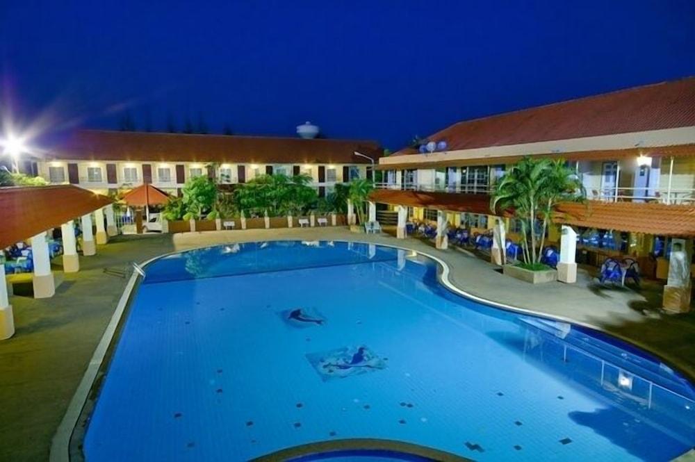 hotelImg
