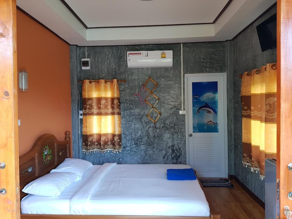 hotelImg