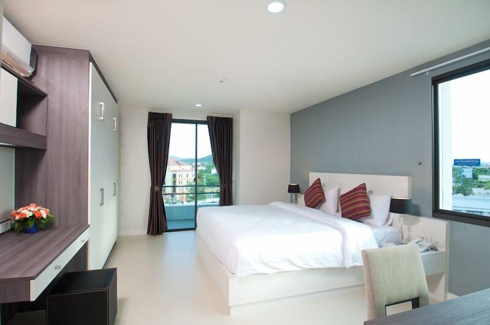 hotelImg