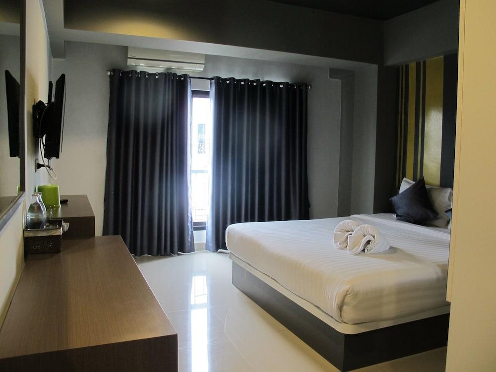 hotelImg
