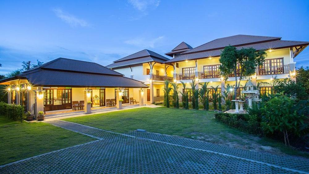 hotelImg
