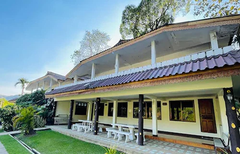 hotelImg