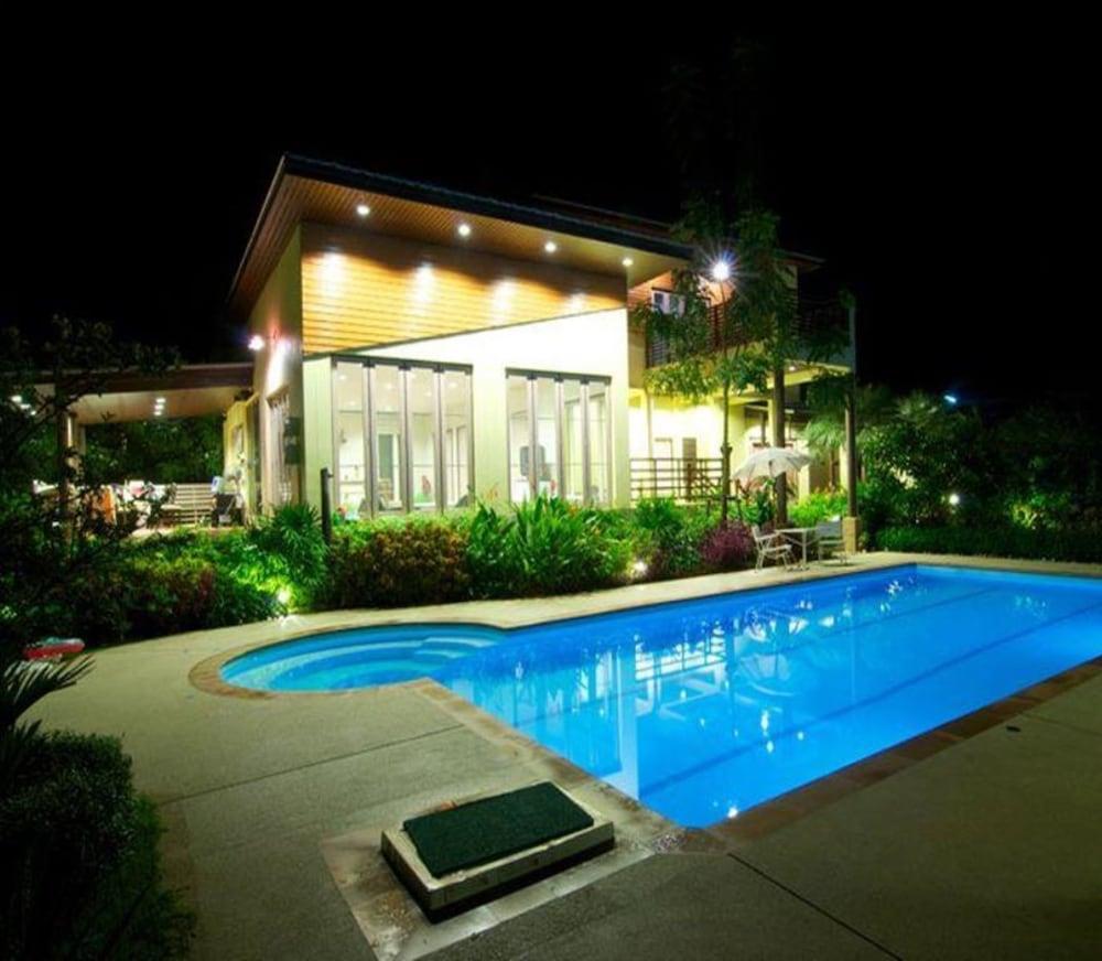 hotelImg