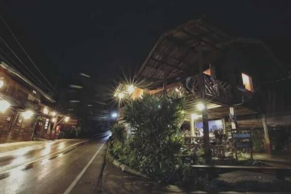 hotelImg