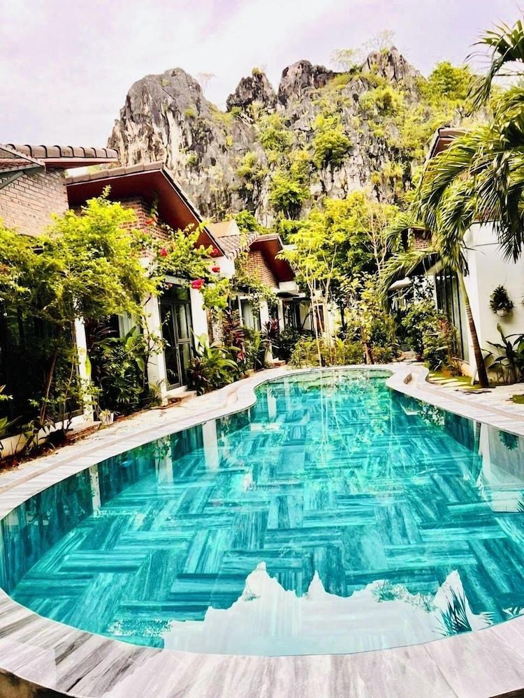 hotelImg
