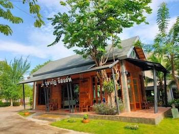 hotelImg