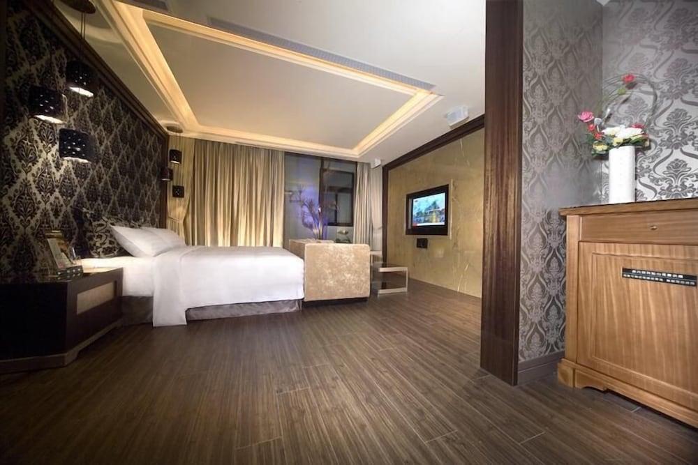hotelImg