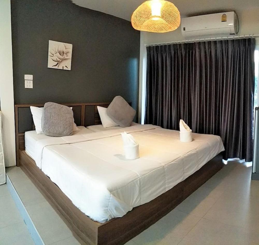 hotelImg