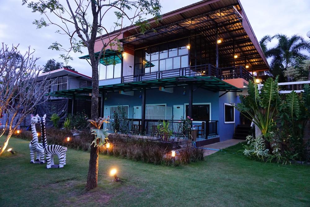 hotelImg