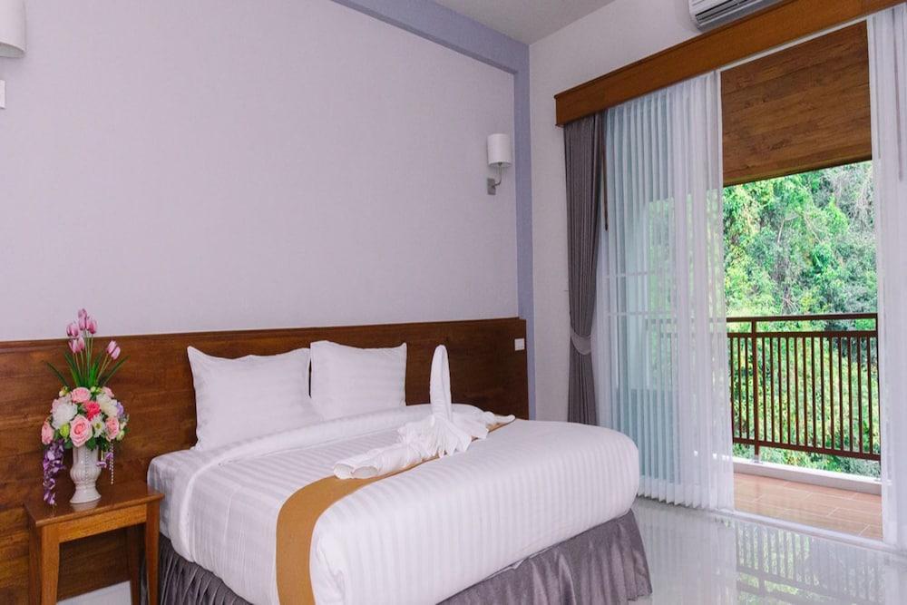 hotelImg