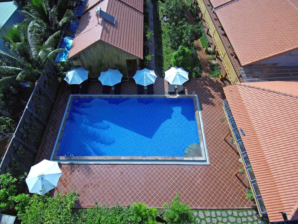 hotelImg