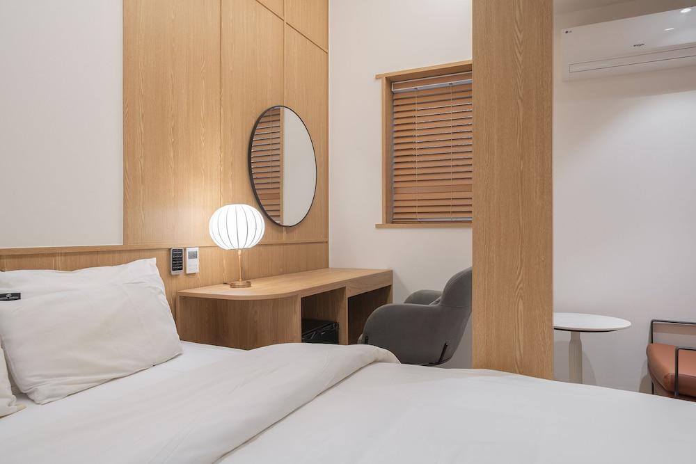 hotelImg