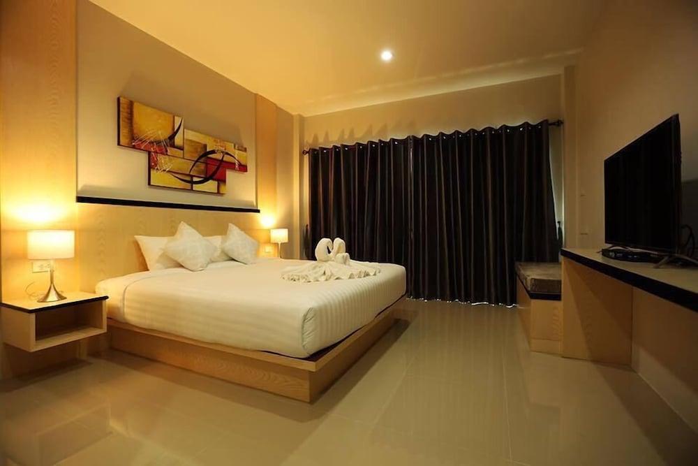 hotelImg