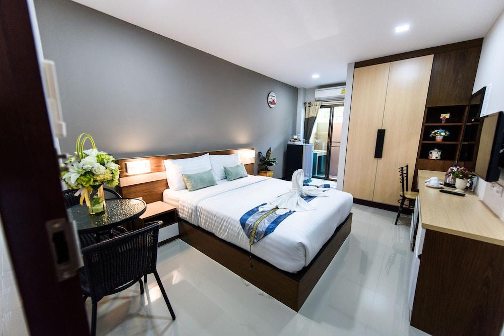 hotelImg