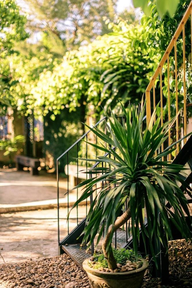 hotelImg