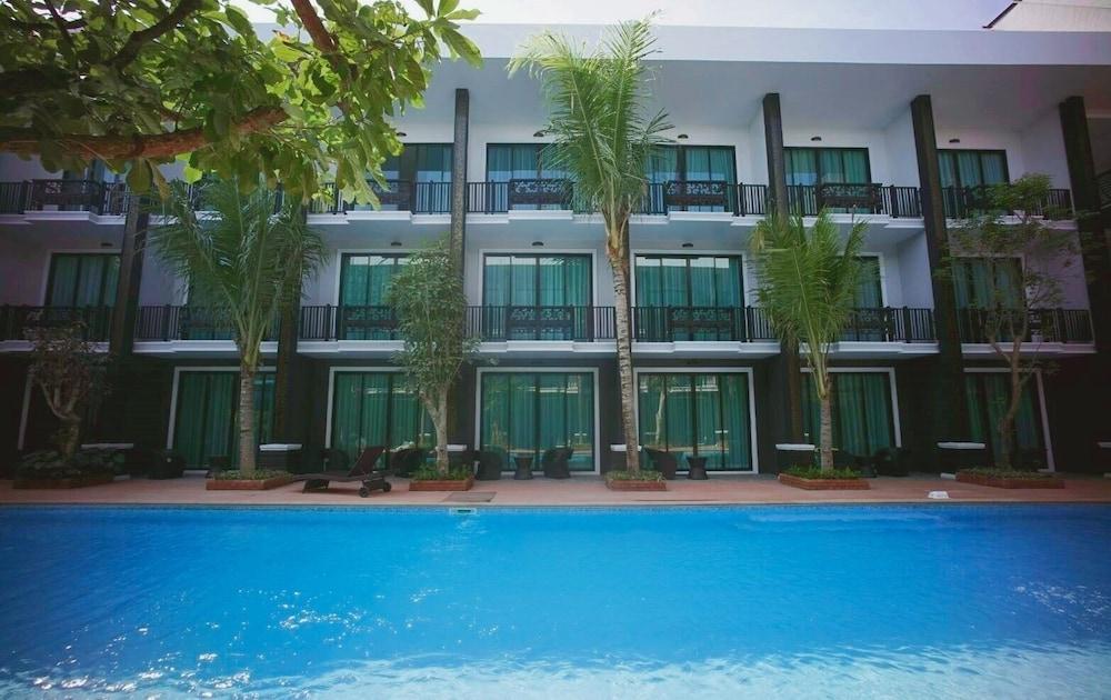 hotelImg