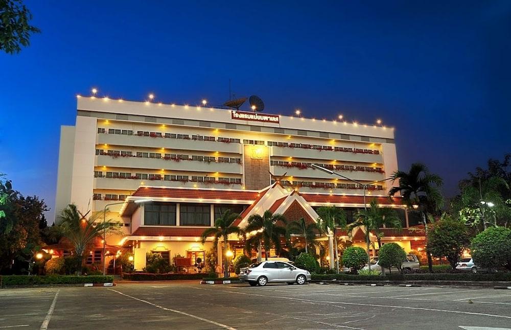 hotelImg
