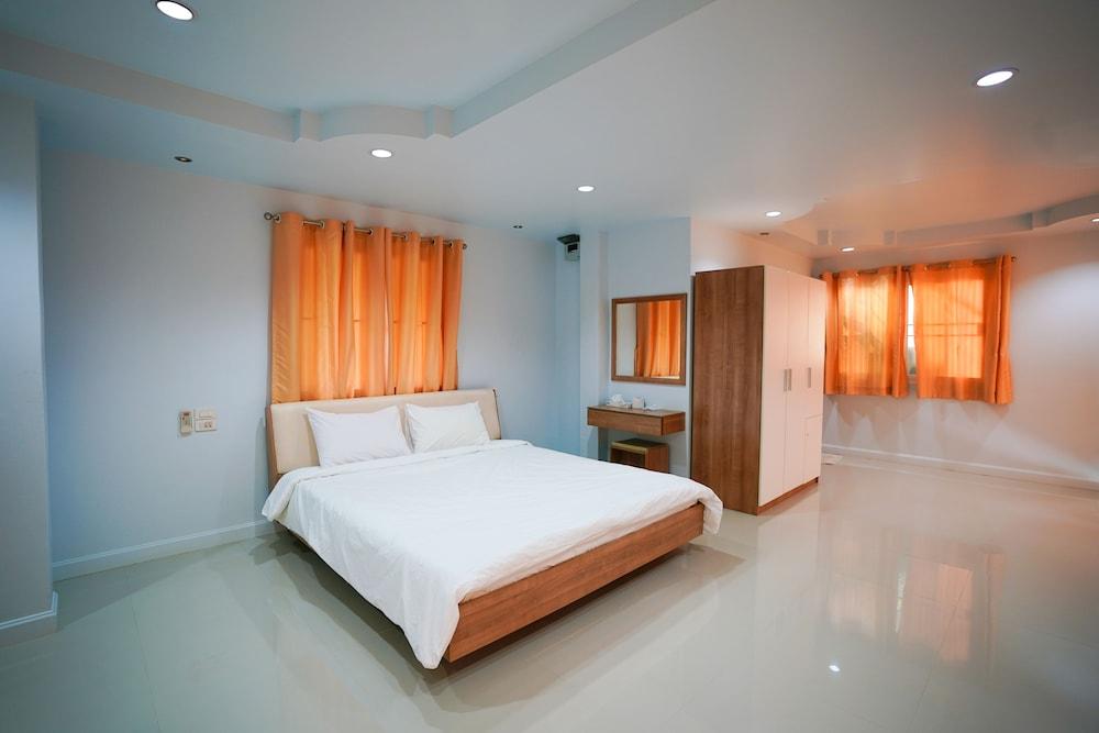 hotelImg