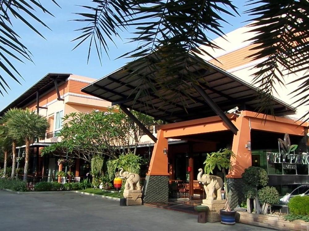 hotelImg