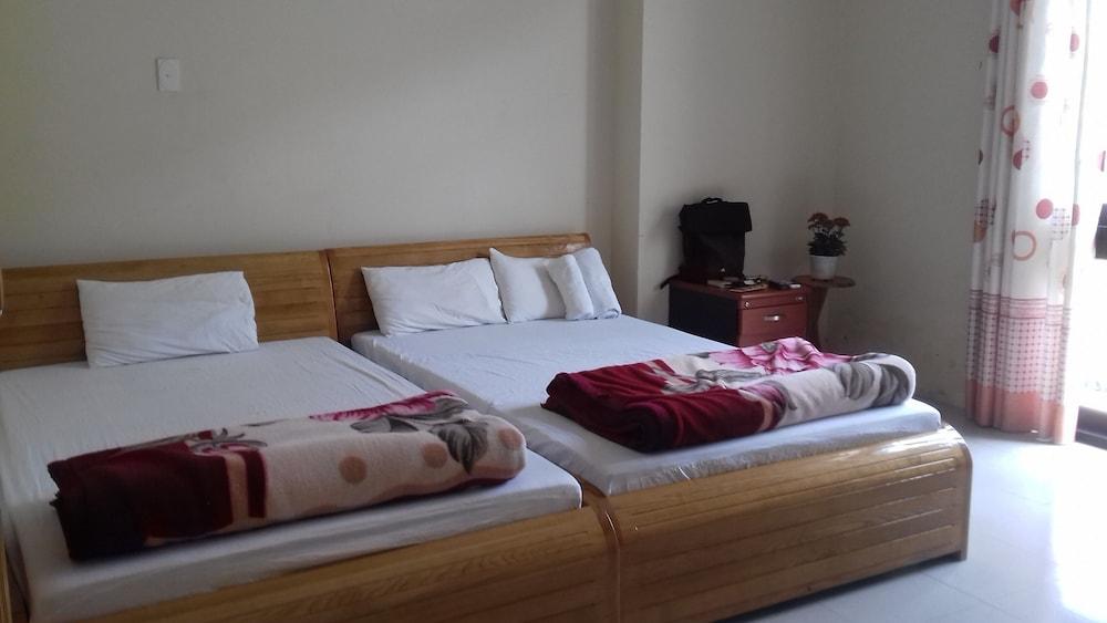 hotelImg
