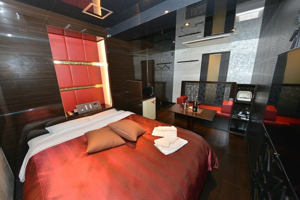 hotelImg