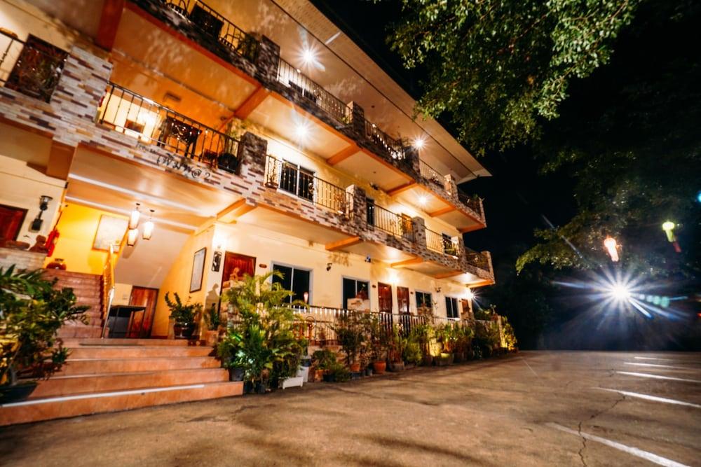hotelImg