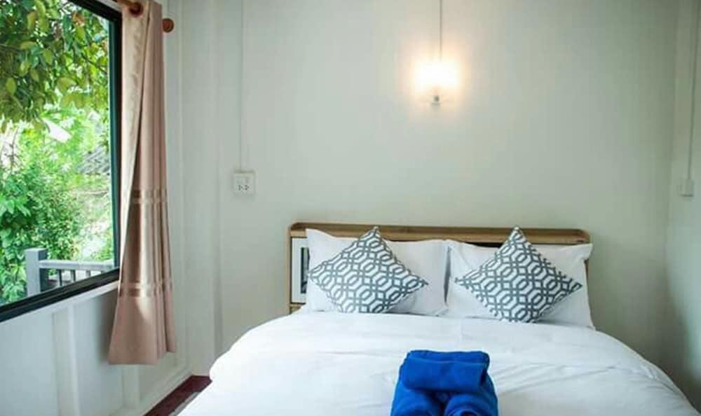 hotelImg