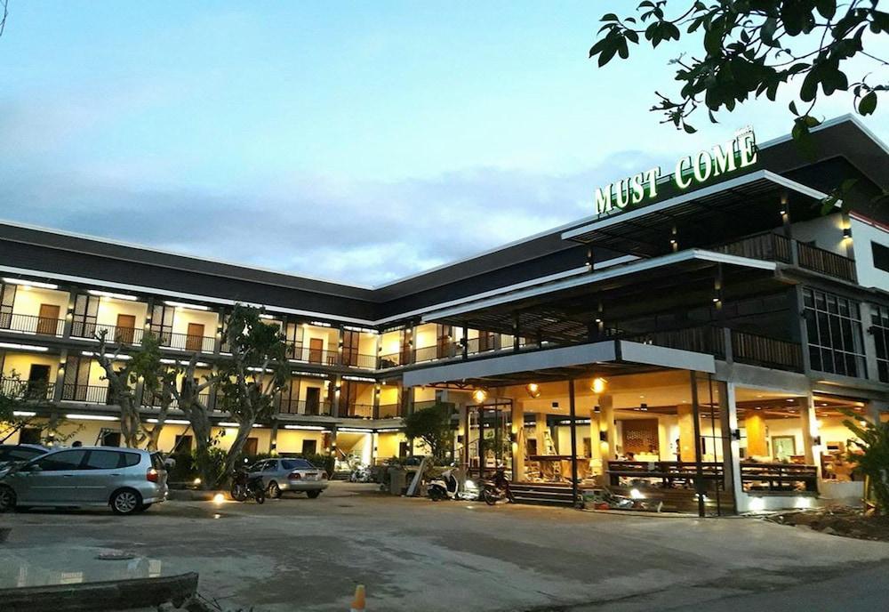 hotelImg