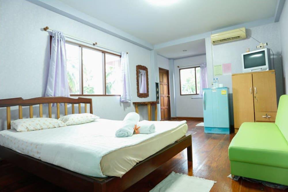 hotelImg