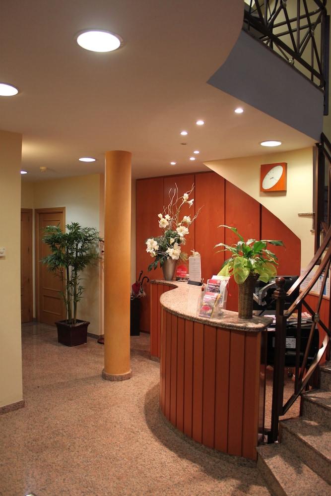 hotelImg
