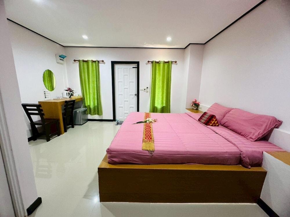hotelImg