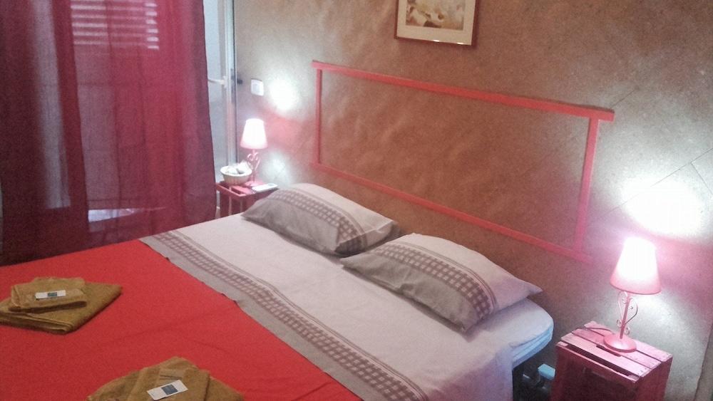 hotelImg