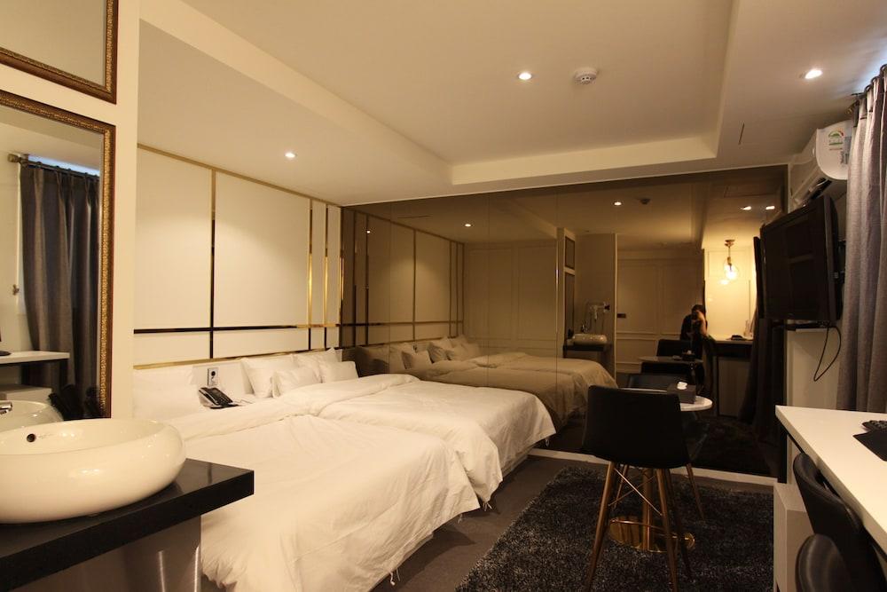 hotelImg