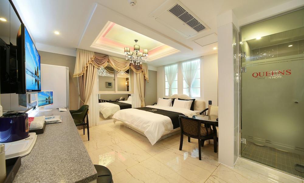 hotelImg