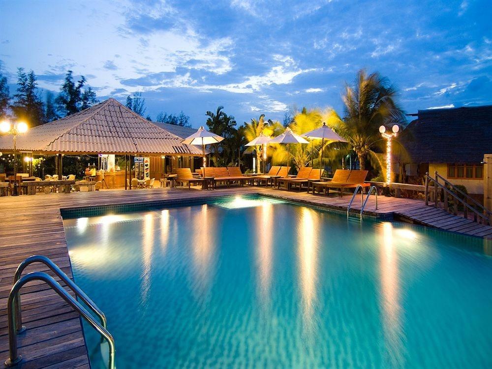 hotelImg