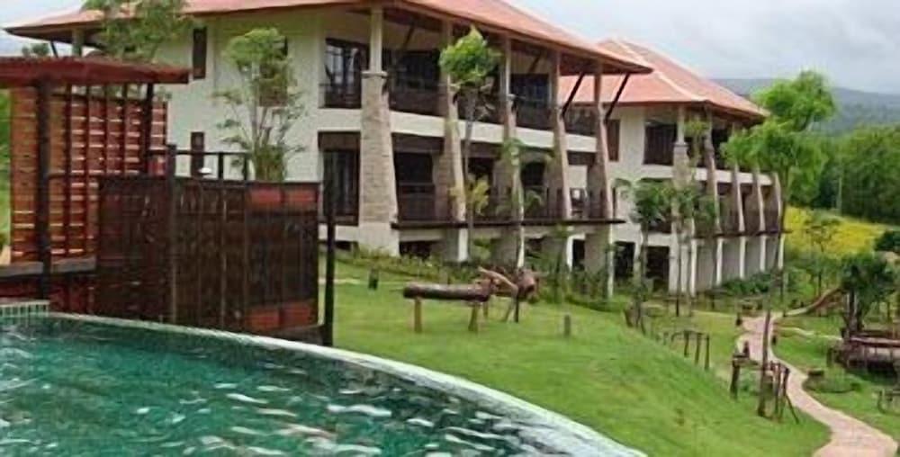 hotelImg