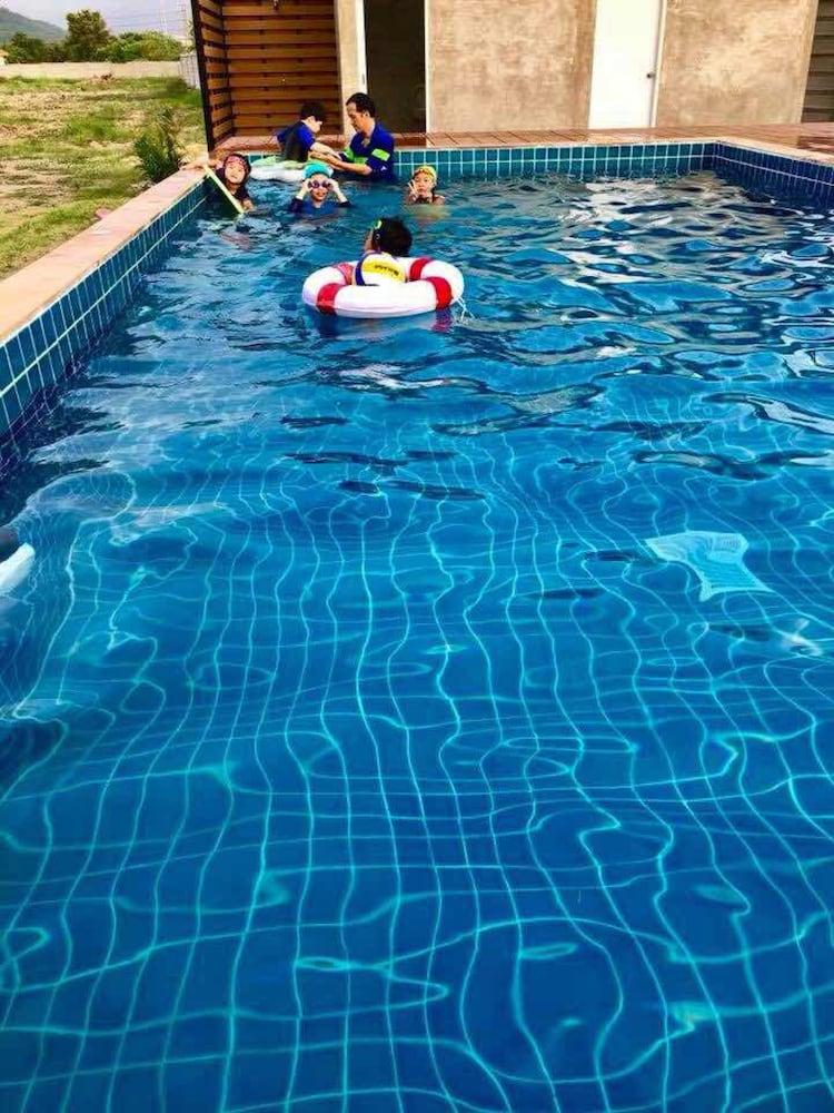hotelImg