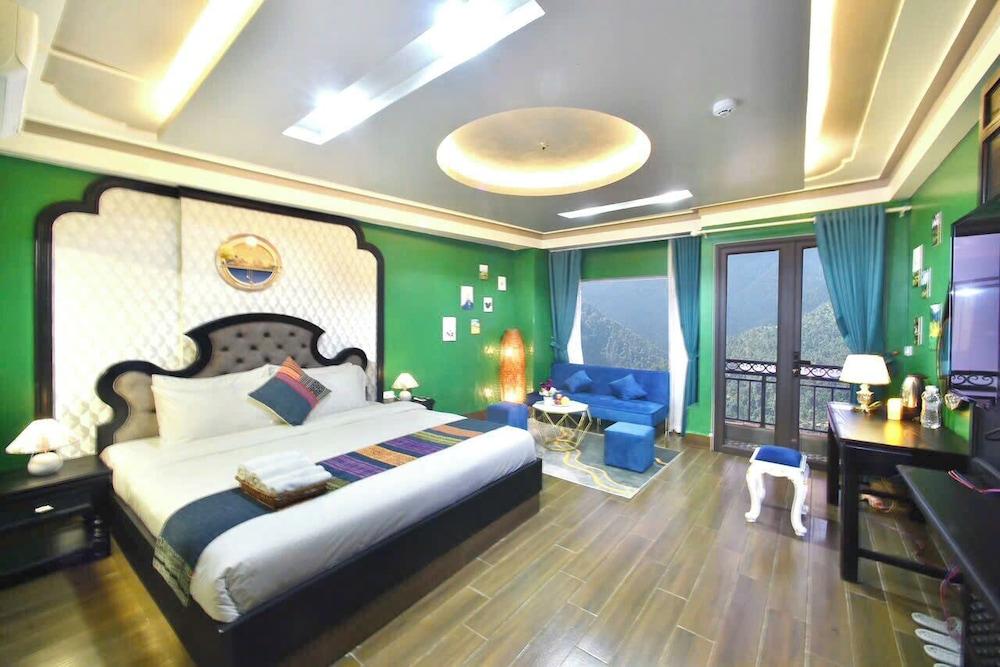 hotelImg