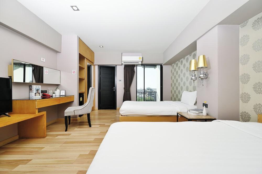 hotelImg