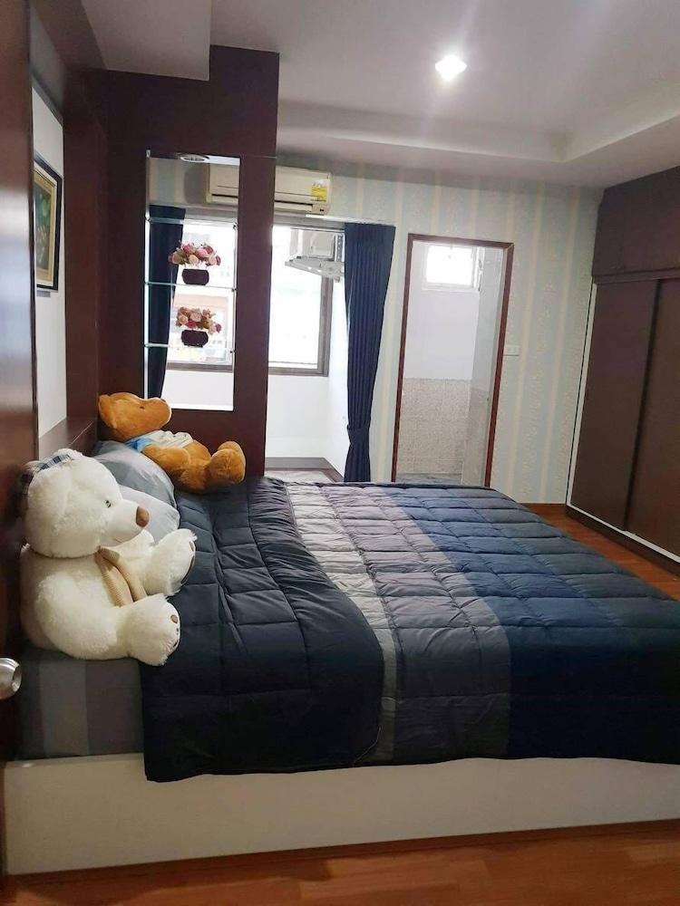 hotelImg
