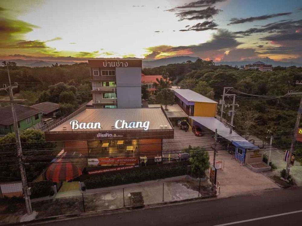 hotelImg