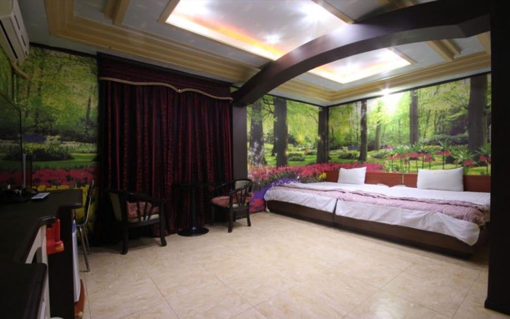 hotelImg