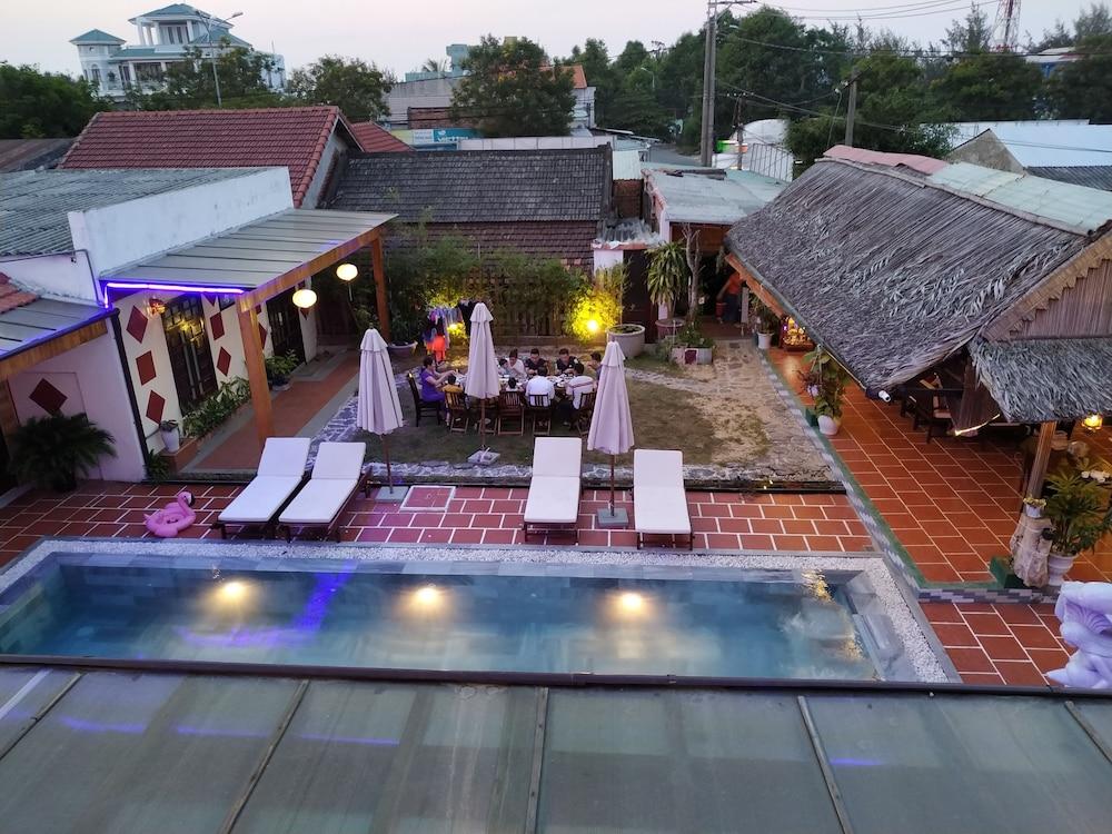 hotelImg
